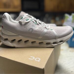 New in Box Women’s On Cloud Shoes Size 9.5 White n Green Cloudsurfer